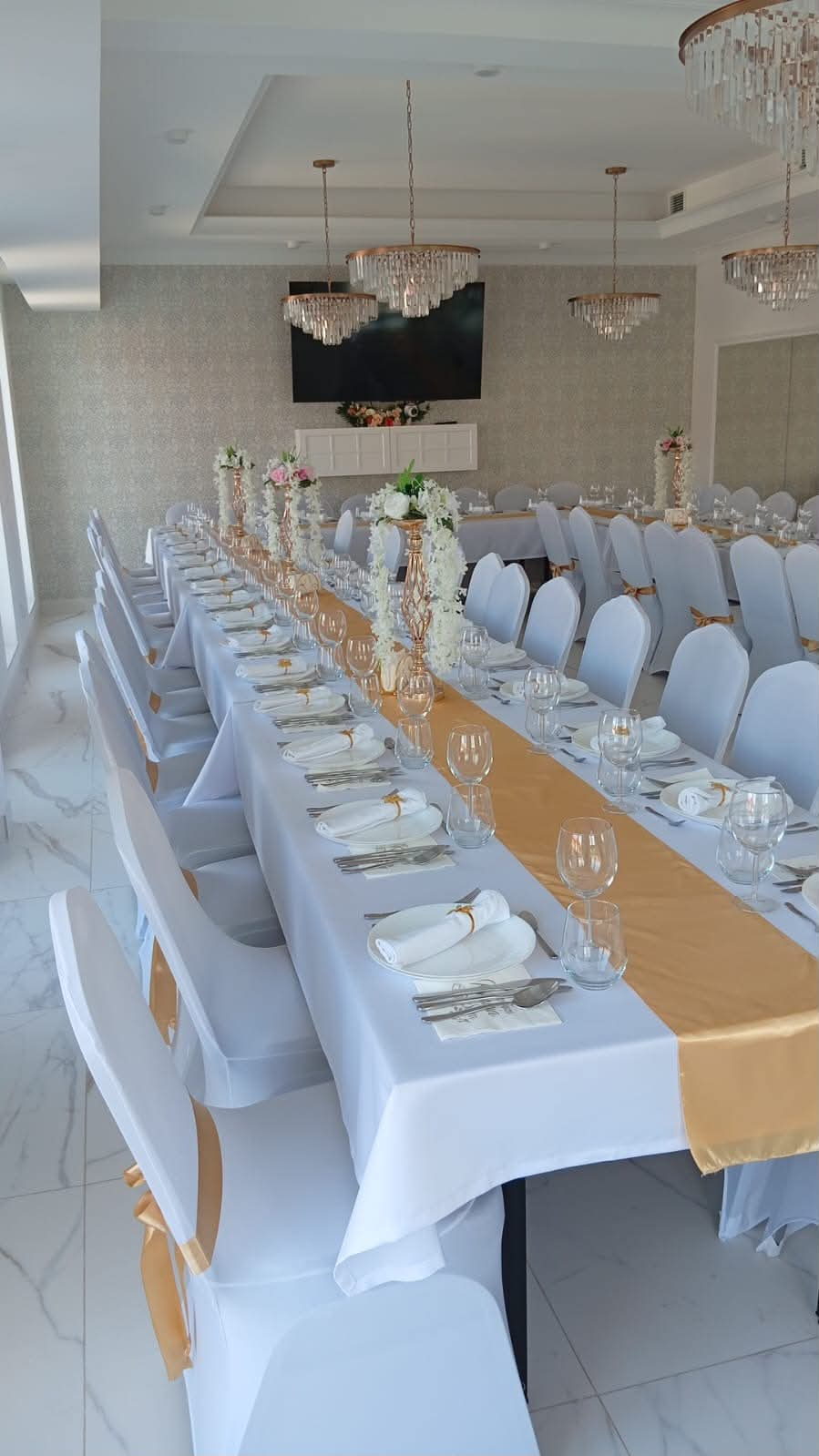 Elegancko nakryty stół w sali Kamwet Edukacja