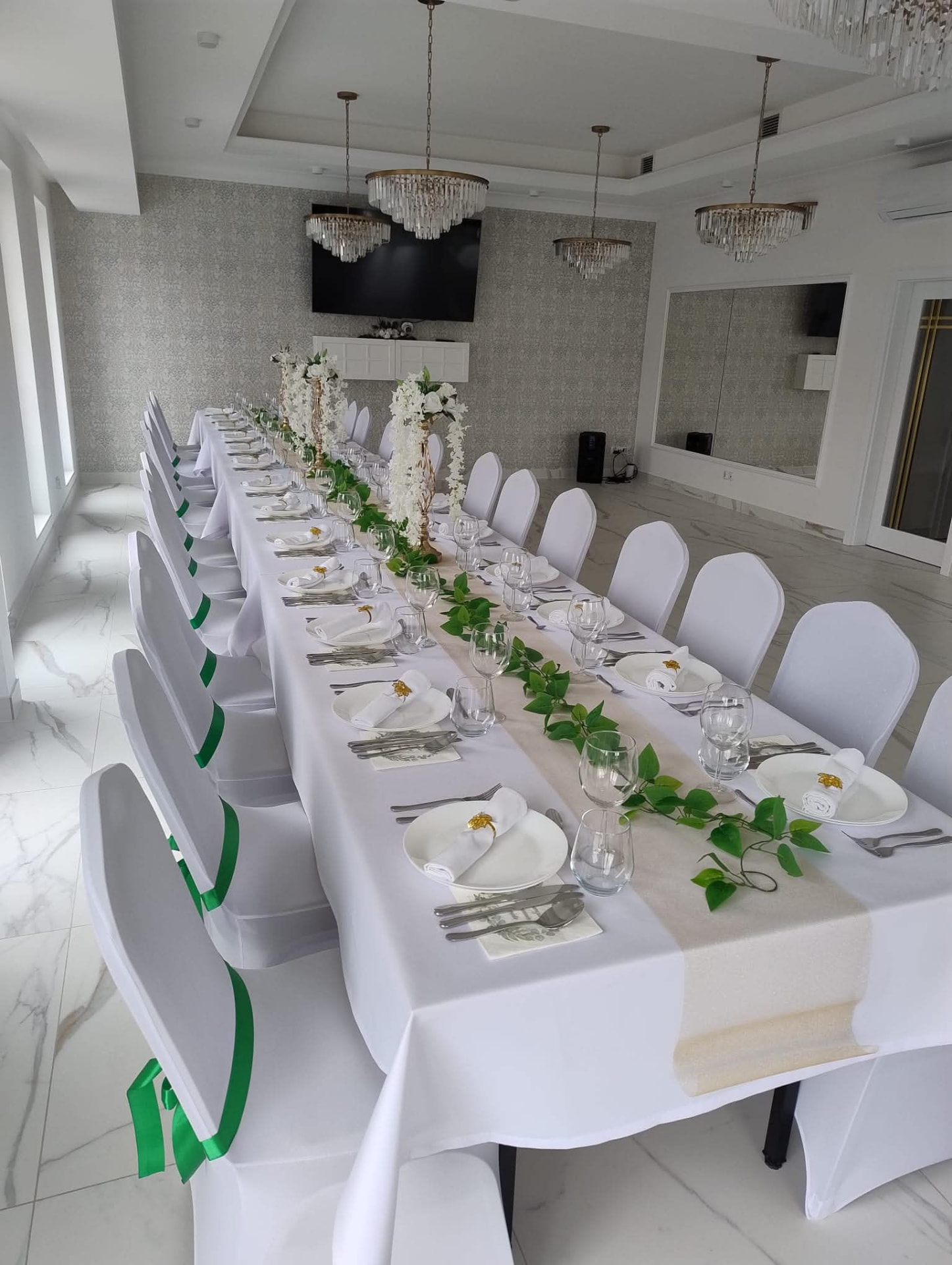 Sala przygotowana na przyjęcie rodzinne