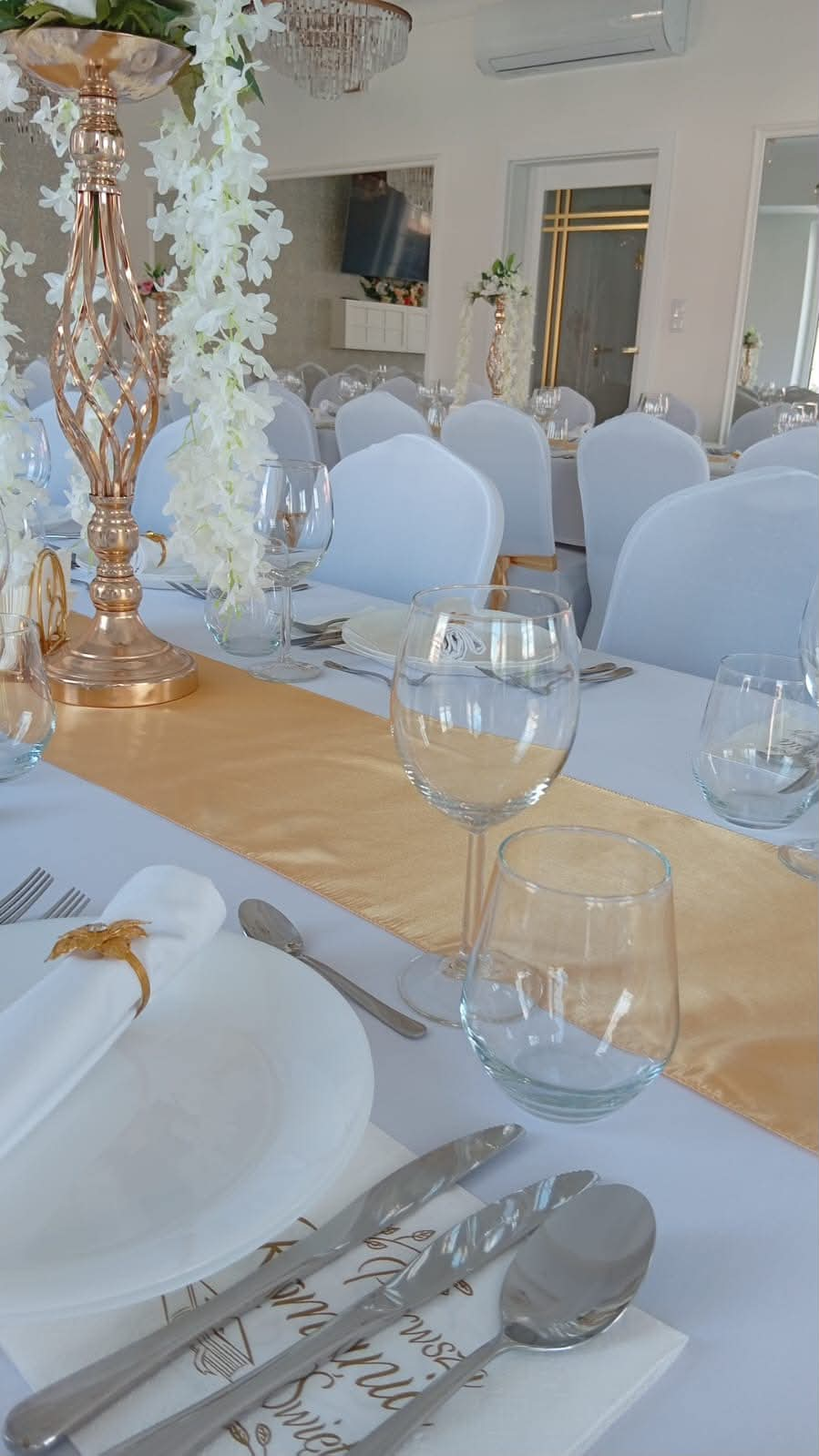Elegancka dekoracja stołu i zastawa