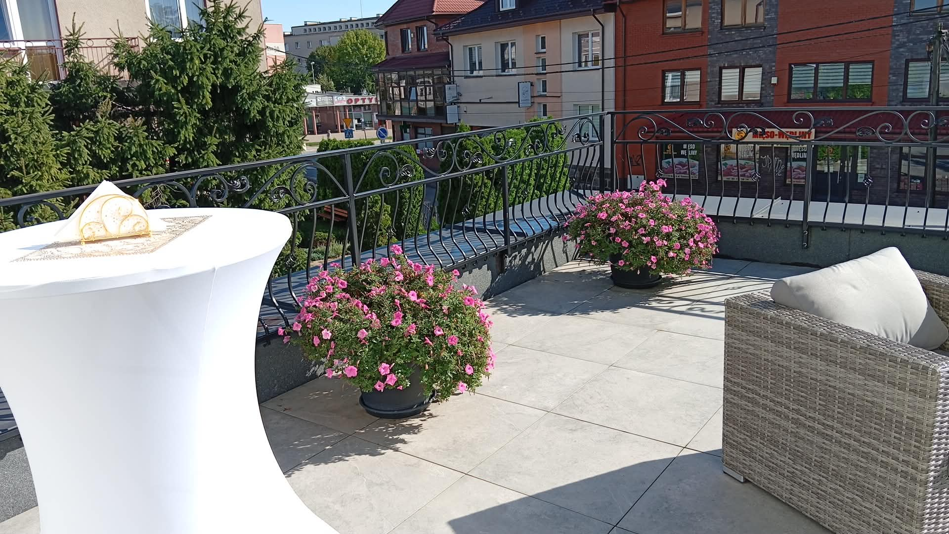 Słoneczny taras z kwiatami i miejscem do odpoczynku